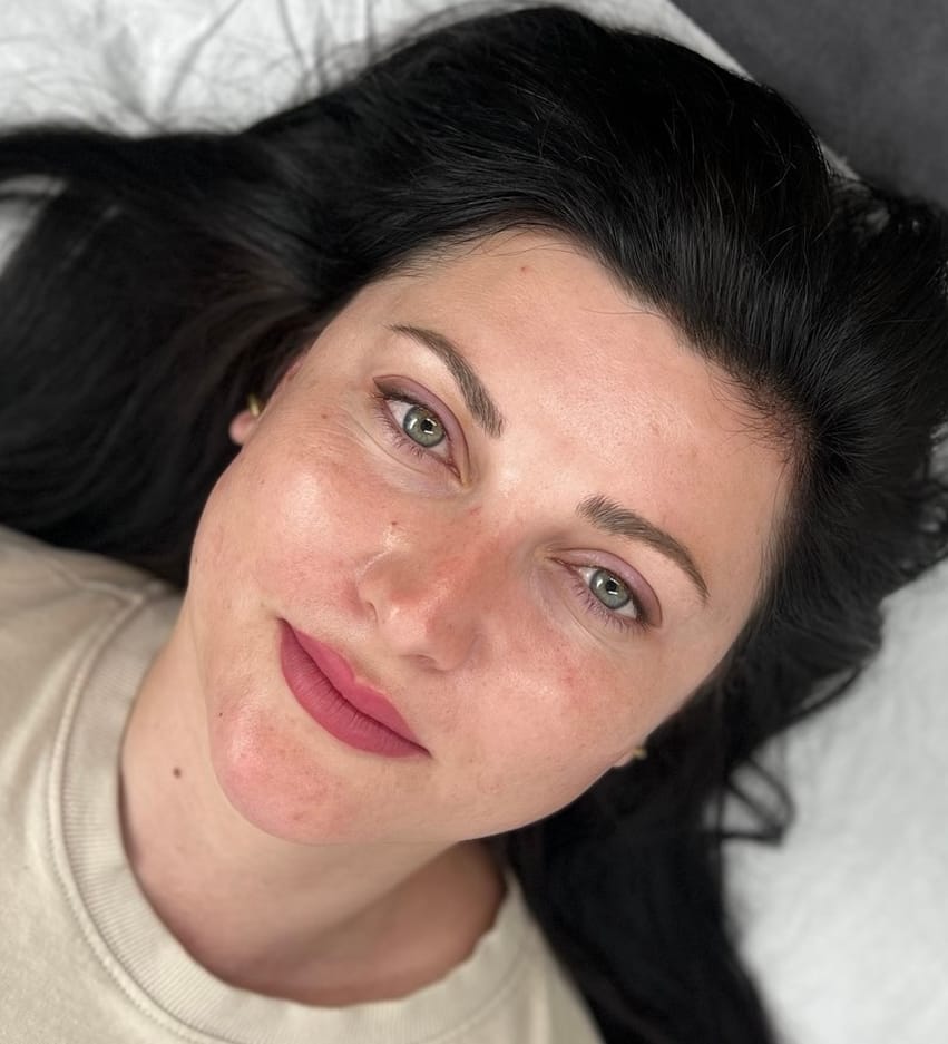 Resultado full face: cejas y labios micropigmentados