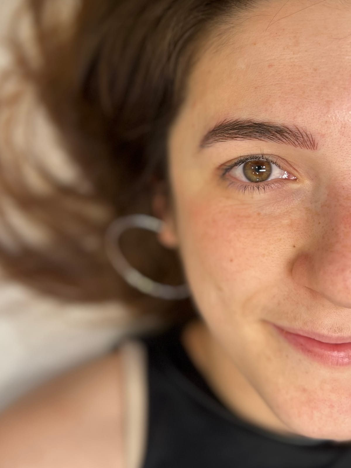 Primer plano de unas cejas pelo a pelo realizadas en Maia